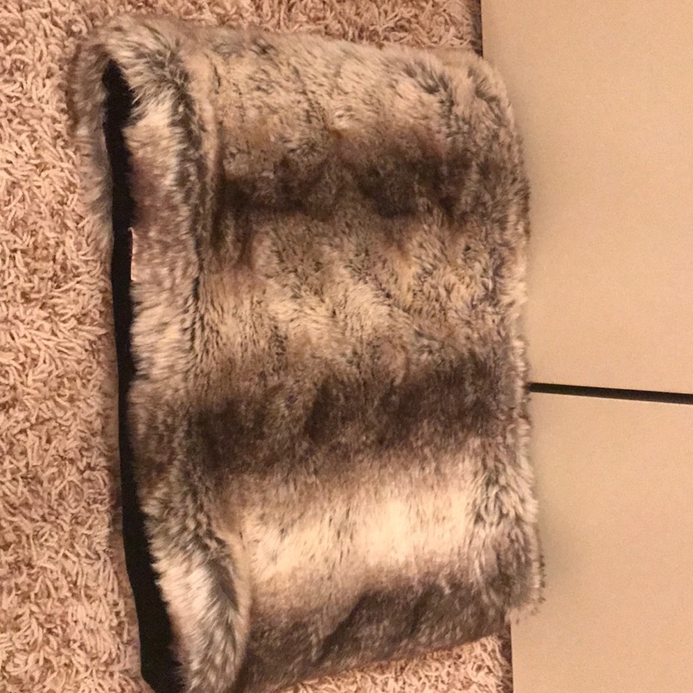 I’m selling a fur neck scarf!